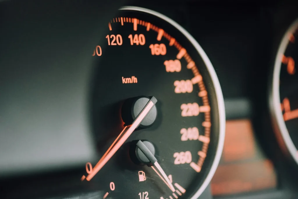 Spadek mocy silnika – licznik samochodu pokazujący niską prędkość | diagnostyka Orlov Auto Service